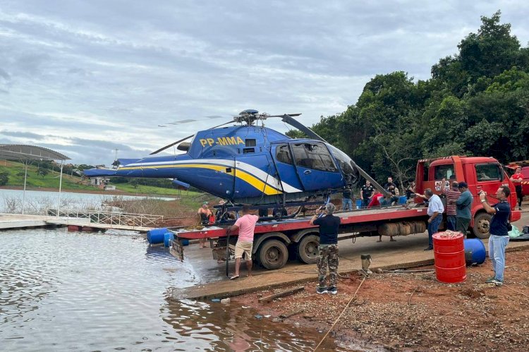 Helicóptero é retirado do lago de Furnas, em Capitólio, após queda no Sul de MG