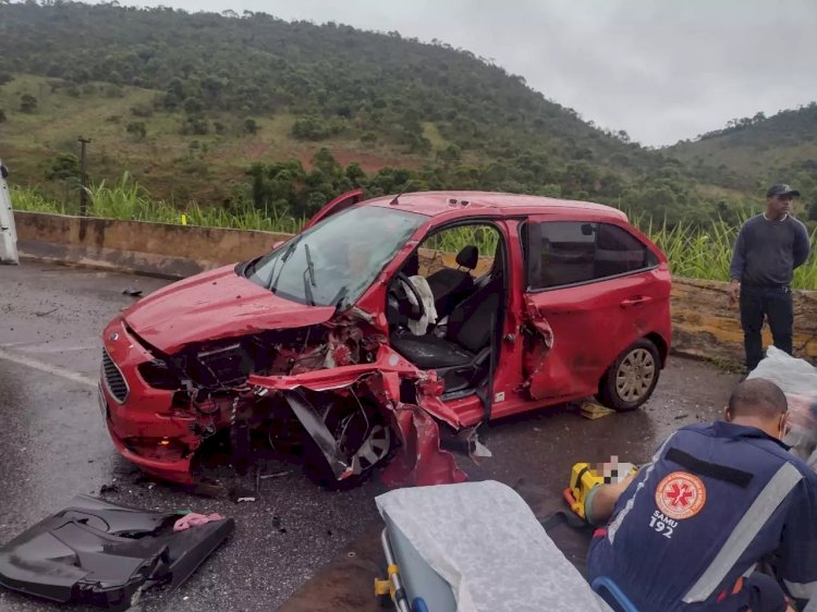 Carro com cinco ocupantes bate de frente com carreta na BR-040 em Ewbank da Câmara