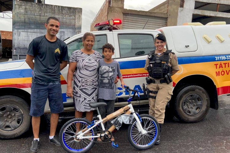 Policiais presenteiam menino que queria bicicleta para ajudar a mãe em Betim