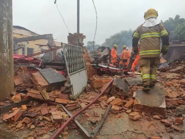 Explosão em imóvel em Santa Terezinha foi causada por botijões de gás