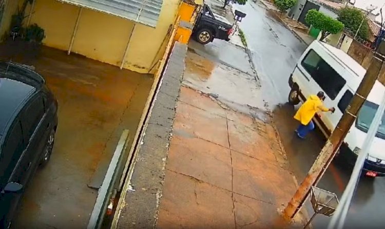 VÍDEO: Em segundos, entregador pula em van em movimento, puxa freio de mão e evita acidente