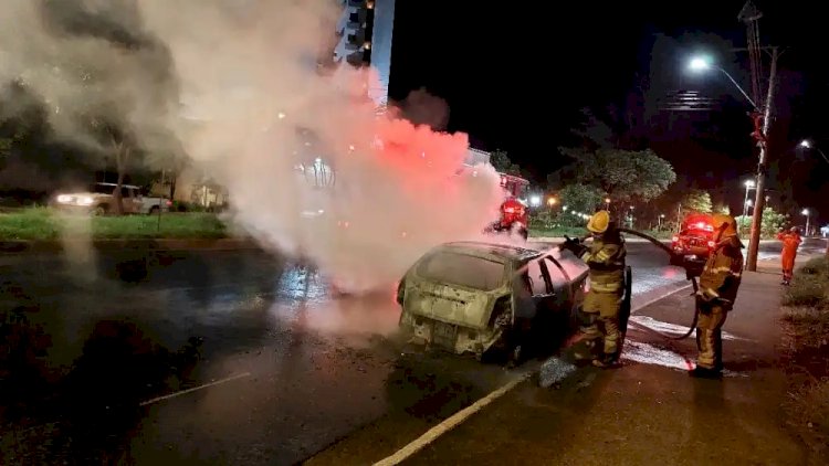 Carro pega fogo logo após motorista abastecê-lo em Minas Gerais