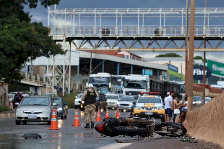 Motociclista morre após bater em carro no Anel Rodoviário, na região da Pampulha