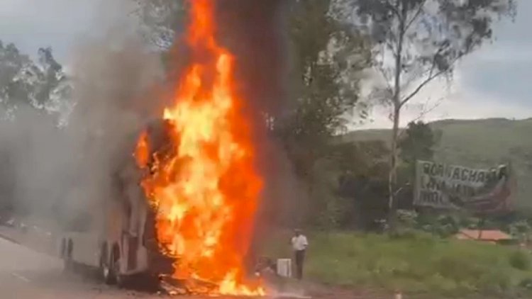 Vídeo: ônibus de turistas que voltava de Cabo Frio para BH pega fogo na BR-040