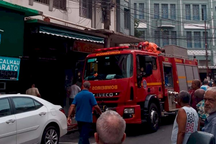 Bombeiros combatem princípio de incêndio em loja no Centro