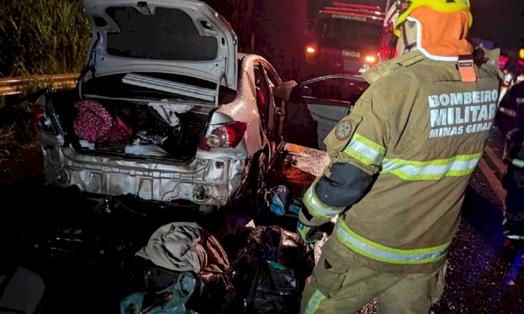 Acidente entre caminhão e carro com família deixa pai morto e mãe gravemente ferida na BR-365