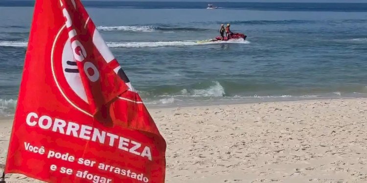 Número de resgates feitos por bombeiros dispara nas praias do Rio de Janeiro