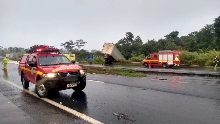 Acidente envolvendo carreta, moto e carro mata dois na MG-050 em Minas