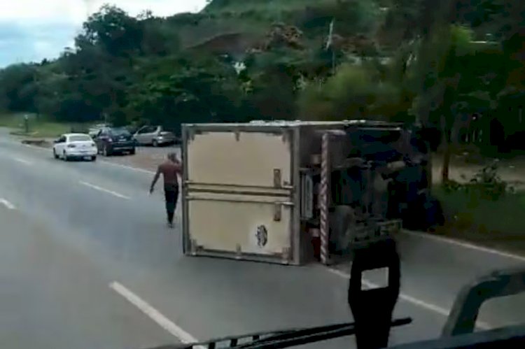 Caminhão tomba no Anel Rodoviário de BH na tarde desta quarta-feira