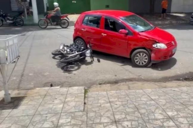 Vídeo mostra motociclista sendo arremessado após bater em carro em MG