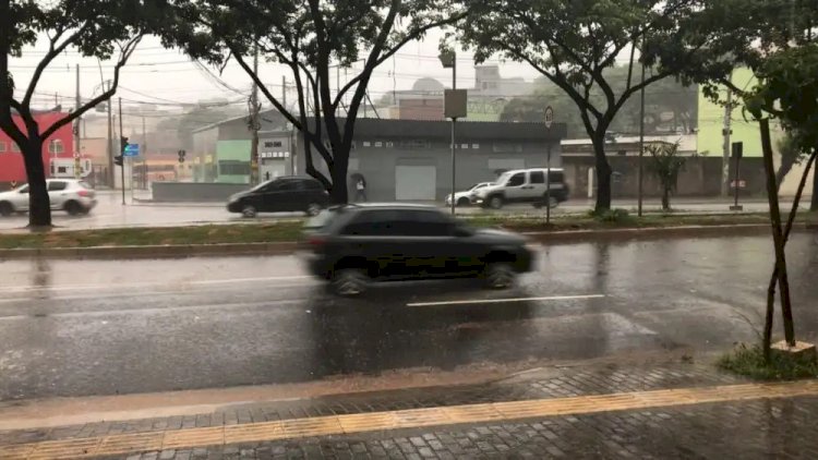 Alerta vermelho: cidades de Minas podem ter chuva de até 100 milímetros até a manhã deste domingo