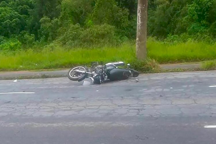 Motociclista bate em árvore e morre na Avenida Brasil