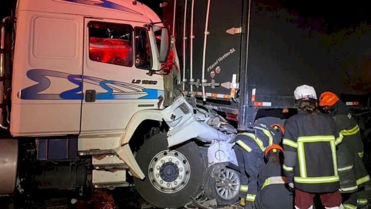 Três morrem e dois ficam feridos em acidente que deixou carro prensado entre carretas em SP