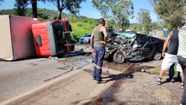 Bombeiros tentam reanimar vítima de grave acidente na MG-050, em Itaúna, na Grande BH