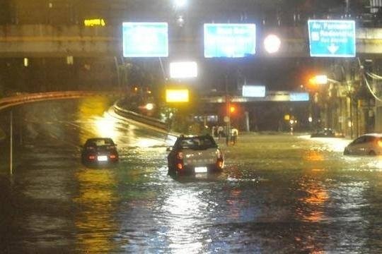 Temporal em Porto Alegre derruba teto de hospital e provoca alagamentos