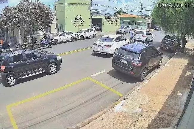 Vídeo: homem é prensado contra o próprio carro durante briga de trânsito em MG