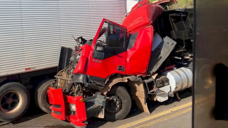 Vídeo: batida destrói cabine de carreta e interdita BR-381 na Grande BH