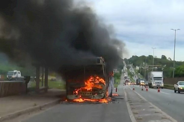 Ônibus pega fogo e interdita uma faixa da BR-040 em BH