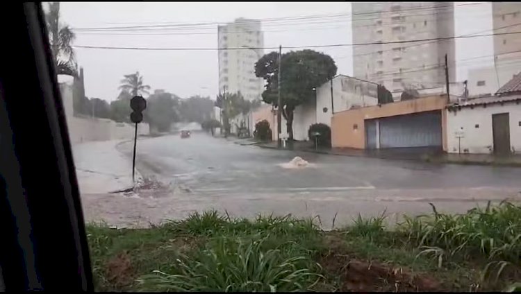 Chuva em Uberlândia deixa mercado alagado, cratera em obra e passageiros embaixo d'água em terminal