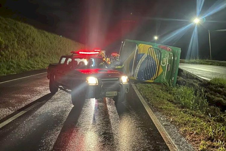 Ônibus com 53 passageiros tomba na BR-381, em Camanducaia