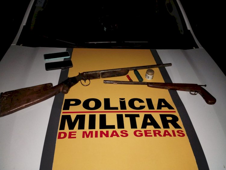 Polícia faz abordagem na MGC-451 e encontra armas em veículo; homens tentam fugir e um deles acaba preso