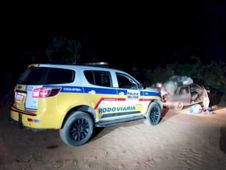 Polícia faz abordagem na MGC-451 e encontra armas em veículo; homens tentam fugir e um deles acaba preso