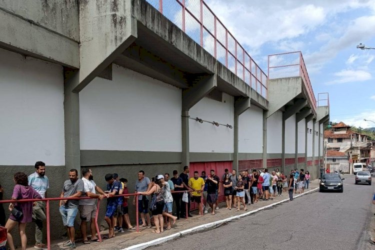 Torcida do Cruzeiro encara fila pra comprar ingressos para duelo com o Villa