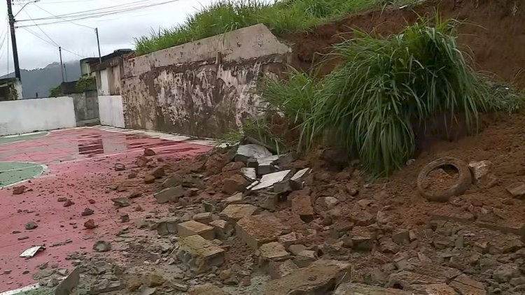 Muro de quadra esportiva desaba parcialmente em Juiz de Fora