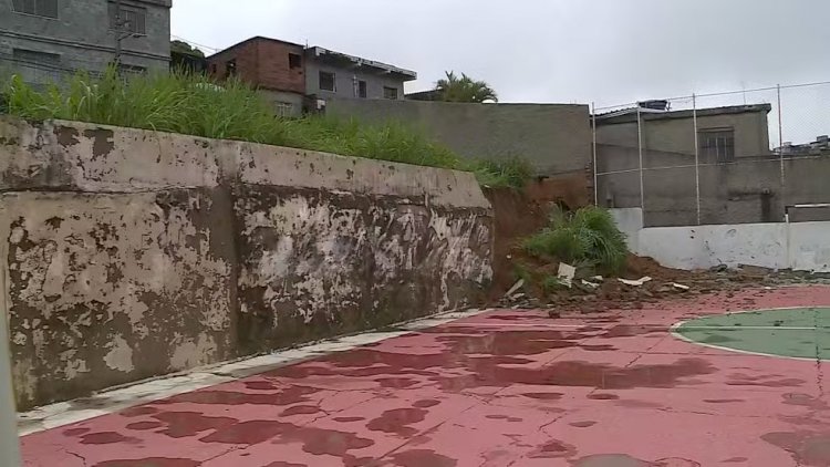 Muro de quadra esportiva desaba parcialmente em Juiz de Fora