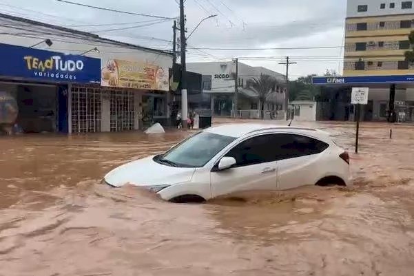 Chuva forte causa inundações em casas e comércios no interior de Minas