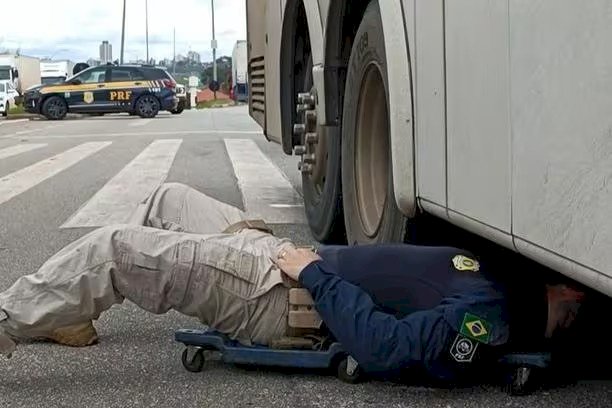 PRF apreende ônibus de viagem com falha nos freios na Fernão Dias, em MG