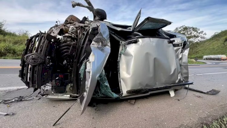 Carro fica destruído ao ser prensado entre duas carretas na BR-262 e vítima sobrevivem