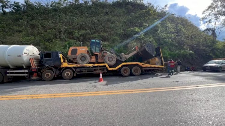 Carro fica destruído ao ser prensado entre duas carretas na BR-262 e vítima sobrevivem