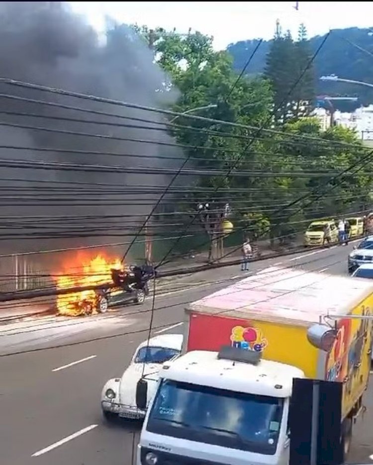 VÍDEO: Carro é flagrado em chamas na Avenida Rui Barbosa, em Juiz de Fora