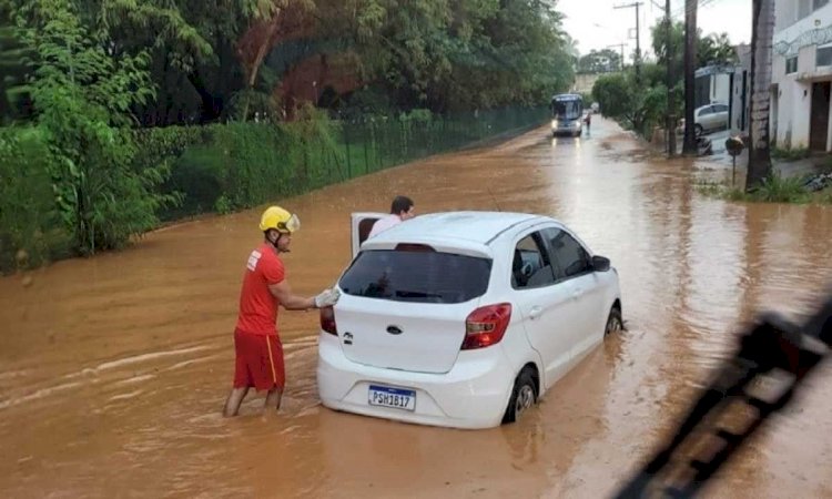 Homem resgatado por bombeiros após ficar preso em carro durante alagamento em Montes Claros