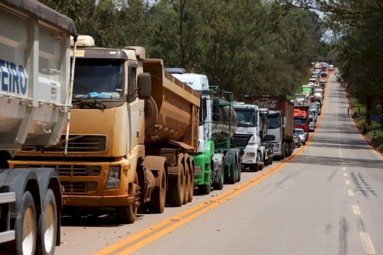 Obras emergenciais deixam trânsito lento na BR-040, em Nova Lima