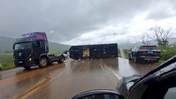 Carreta tomba e bloqueia as duas vias da BR-040 na saída para o Rio de Janeiro