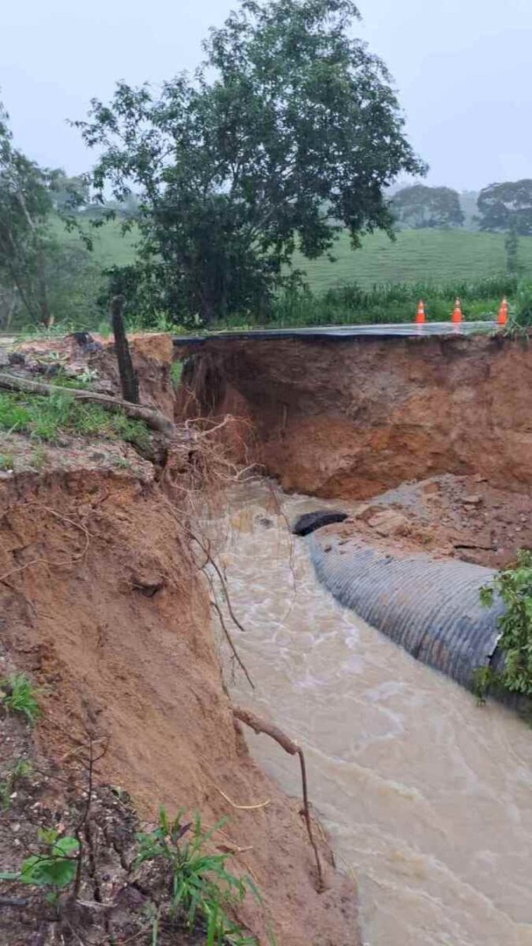 Chuva atinge Vale do Mucuri, estradas são interditadas e população fica ilhada