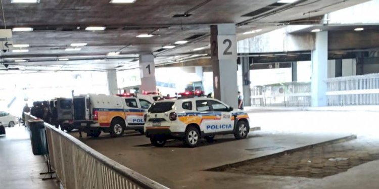 Cães farejadores ajudam na segurança da Rodoviária de BH durante o Carnaval