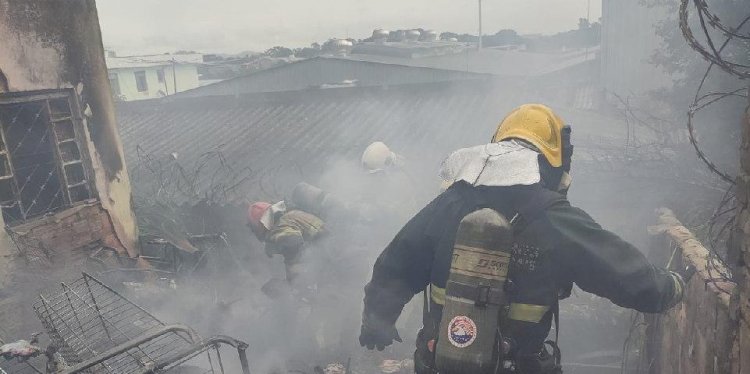 Incêndio destrói galpão de recicláveis e atinge casa em BH