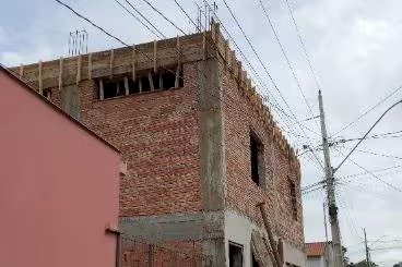 Operários morrem eletrocutados em obra após vergalhão encostar em fios em Minas