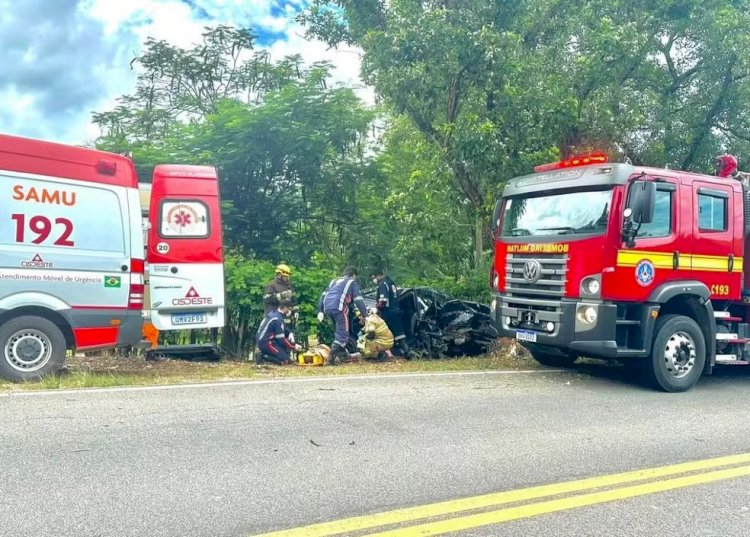 Motorista fica preso às ferragens após bater carro de frente com árvore às margens da MGC-265