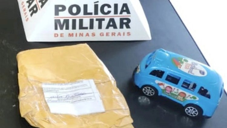 Vídeo: polícia prende jovem que transportava drogas em carrinho de brinquedo em MG