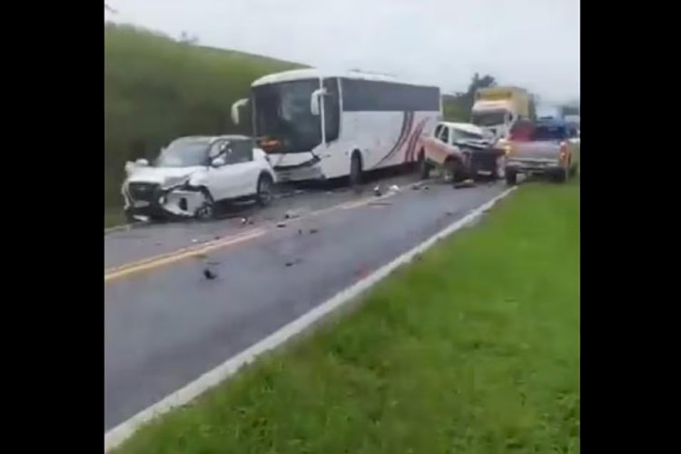 Acidente com caminhonete da Defesa Civil deixa três feridos na BR-267, em Bicas