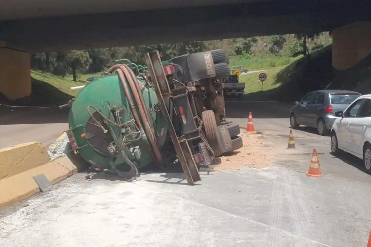 Caminhão tomba na BR-040, no trevo do Olhos D’água, em Belo Horizonte