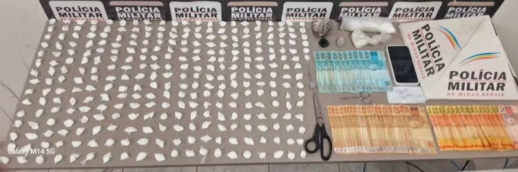 Homem é preso com mais de 300 papelotes de cocaína e quase R$ 2,5 mil em Juiz de Fora