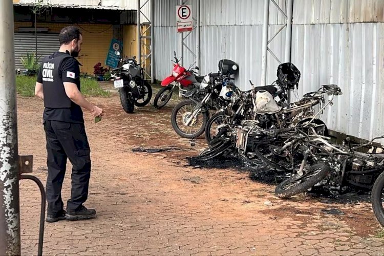 Homem coloca fogo em motos da Polícia Militar em estação do Move