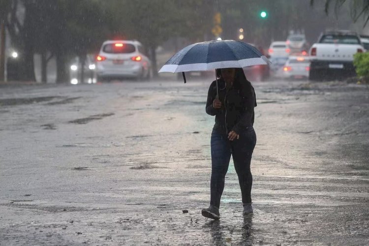 Defesa Civil renova alerta de chuva para BH nas próximas horas