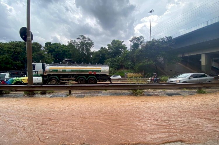 Vídeos: tempestade alaga ruas de Belo Horizonte na tarde desta terça-feira (6)