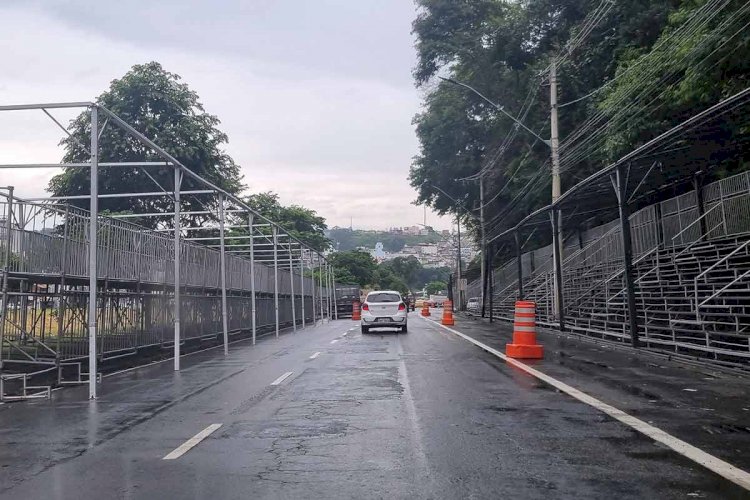 Avenida Brasil é fechada para montagem da Passarela do Samba